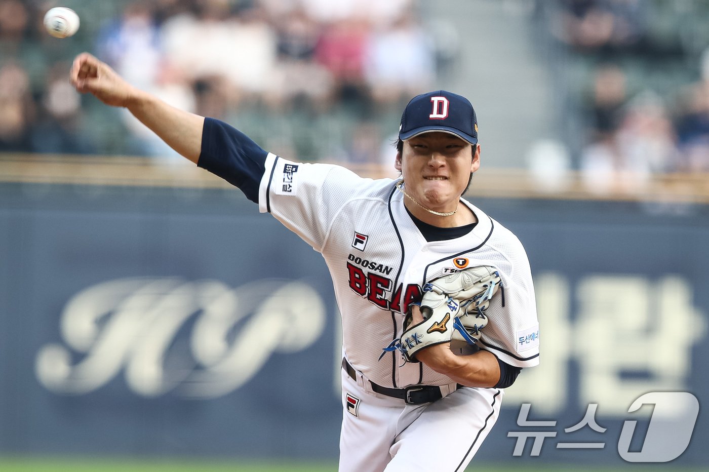 12일 서울 송파구 잠실야구장에서 열린 프로야구 &#39;2024 신한 SOL 뱅크 KBO리그&#39; 삼성 라이온즈와 두산 베어스의 경기에서 1회초 두산 선발 곽빈이 역투하고 있다. 2024.7.12/뉴스1 ⓒ News1 유승관 기자