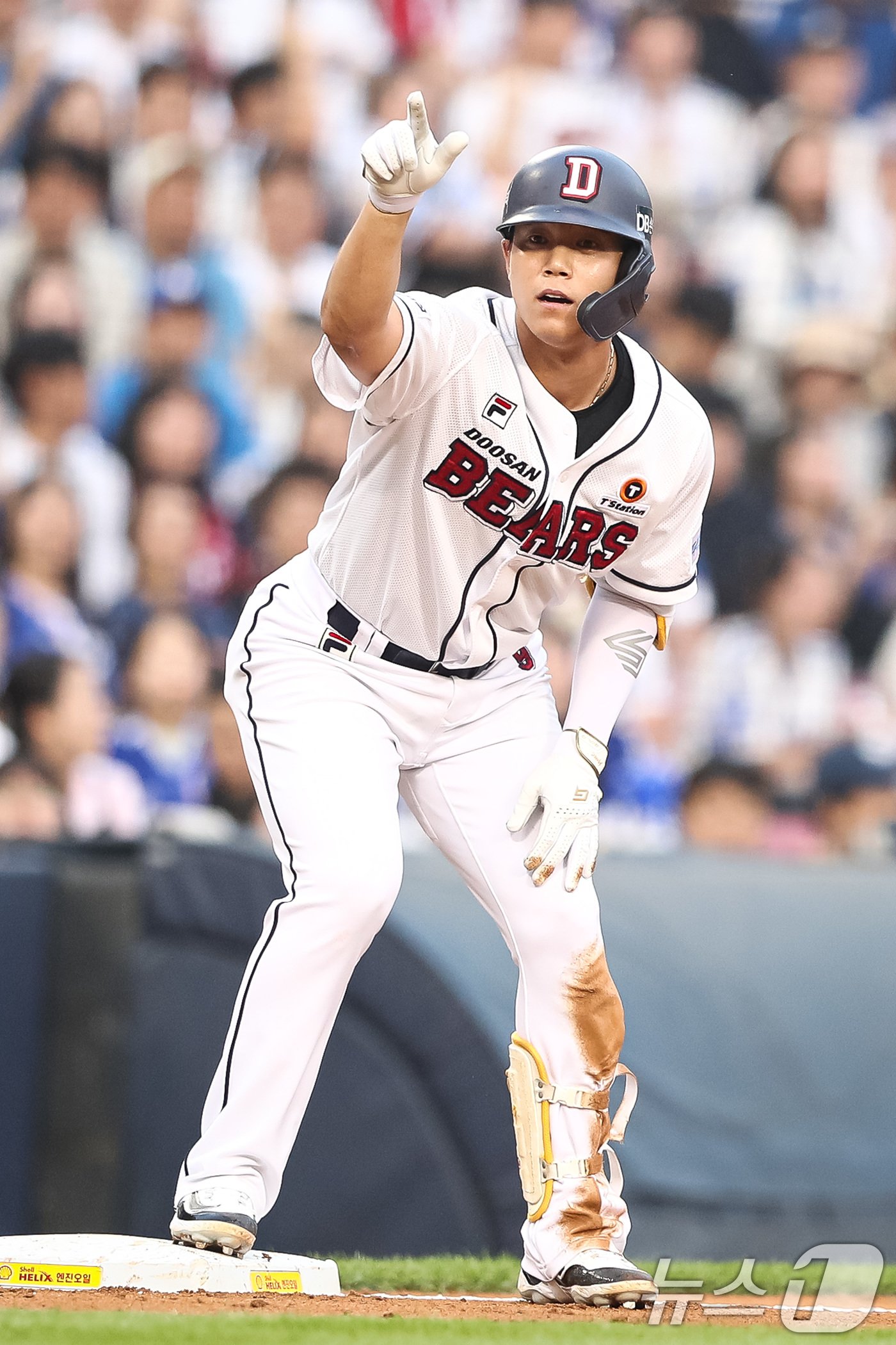본문 이미지 - 12일 서울 송파구 잠실야구장에서 열린 프로야구 '2024 신한 SOL 뱅크 KBO리그' 삼성 라이온즈와 두산 베어스의 경기에서 2회말 두산 공격 1사 1루 상황 박준영이 1타점 3루타를 친 후 세리머니하고 있다. 2024.7.12/뉴스1 ⓒ News1 유승관 기자
