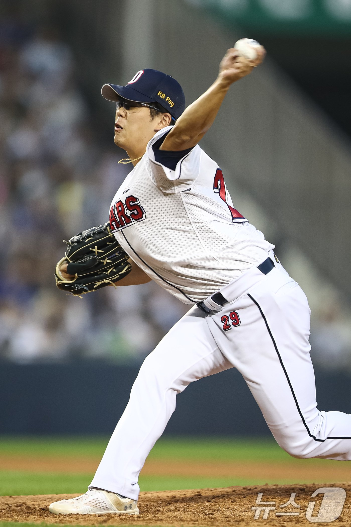 본문 이미지 - 12일 서울 송파구 잠실야구장에서 열린 프로야구 '2024 신한 SOL 뱅크 KBO리그' 삼성 라이온즈와 두산 베어스의 경기에서 4회초 두산 두 번째 투수 이병헌이 역투하고 있다. 2024.7.12/뉴스1 ⓒ News1 유승관 기자