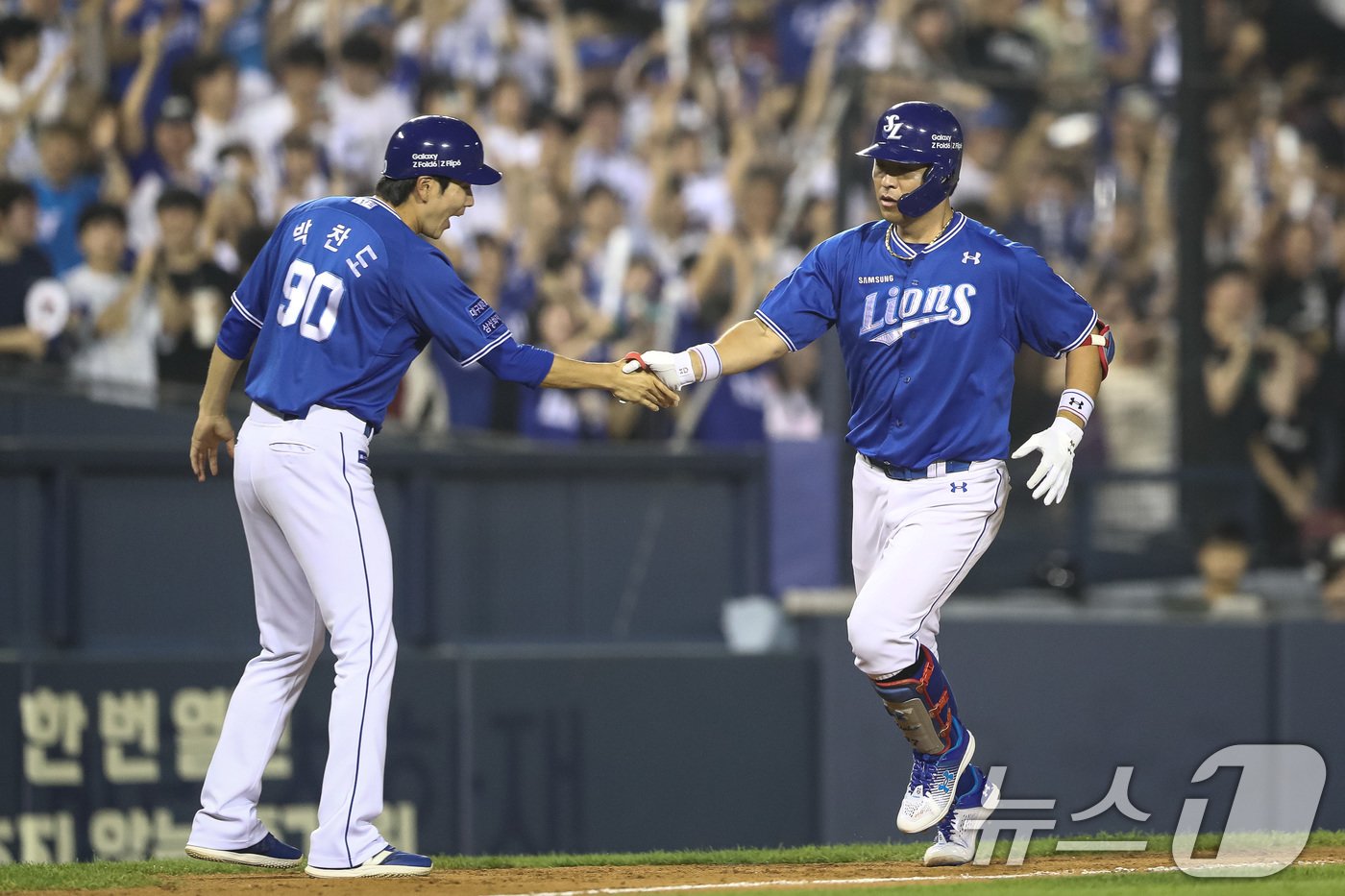 본문 이미지 - 12일 서울 송파구 잠실야구장에서 열린 프로야구 '2024 신한 SOL 뱅크 KBO리그' 삼성 라이온즈와 두산 베어스의 경기에서 8회초 삼성 공격 1사 1루 상황 대타로 나선 강민호가 2점 홈런을 날린 후 박찬도 코치의 손을 잡고 있다. 2024.7.12/뉴스1 ⓒ News1 유승관 기자