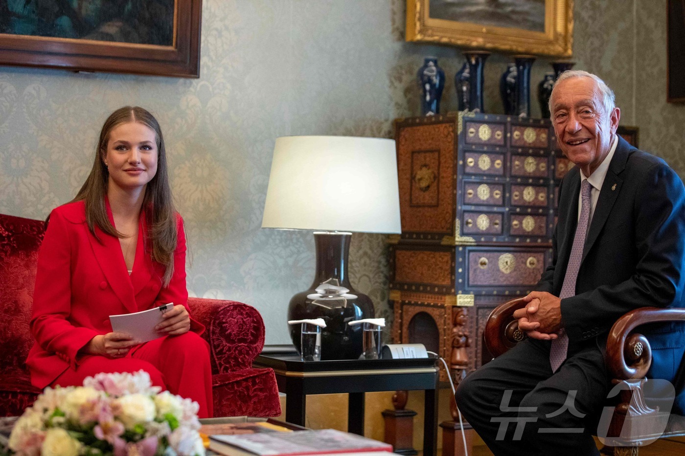 (리스본 AFP=뉴스1) 이강기자 = 마르셀루 헤벨루 드 소자 포르투갈 대통령이 12일 리스본 벨렘궁을 찾은 아스투리아스(여공) 레오노르 스페인 공주외 담소를 나누고 있다. 스페인 …