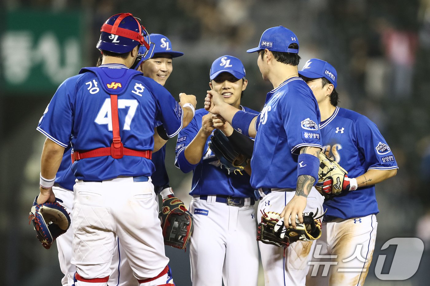 12일 서울 송파구 잠실야구장에서 열린 프로야구 &#39;2024 신한 SOL 뱅크 KBO리그&#39; 삼성 라이온즈와 두산 베어스의 경기에서 9대5로 승리한 삼성 선수들이 자축하고 있다. 2024.7.12/뉴스1 ⓒ News1 유승관 기자