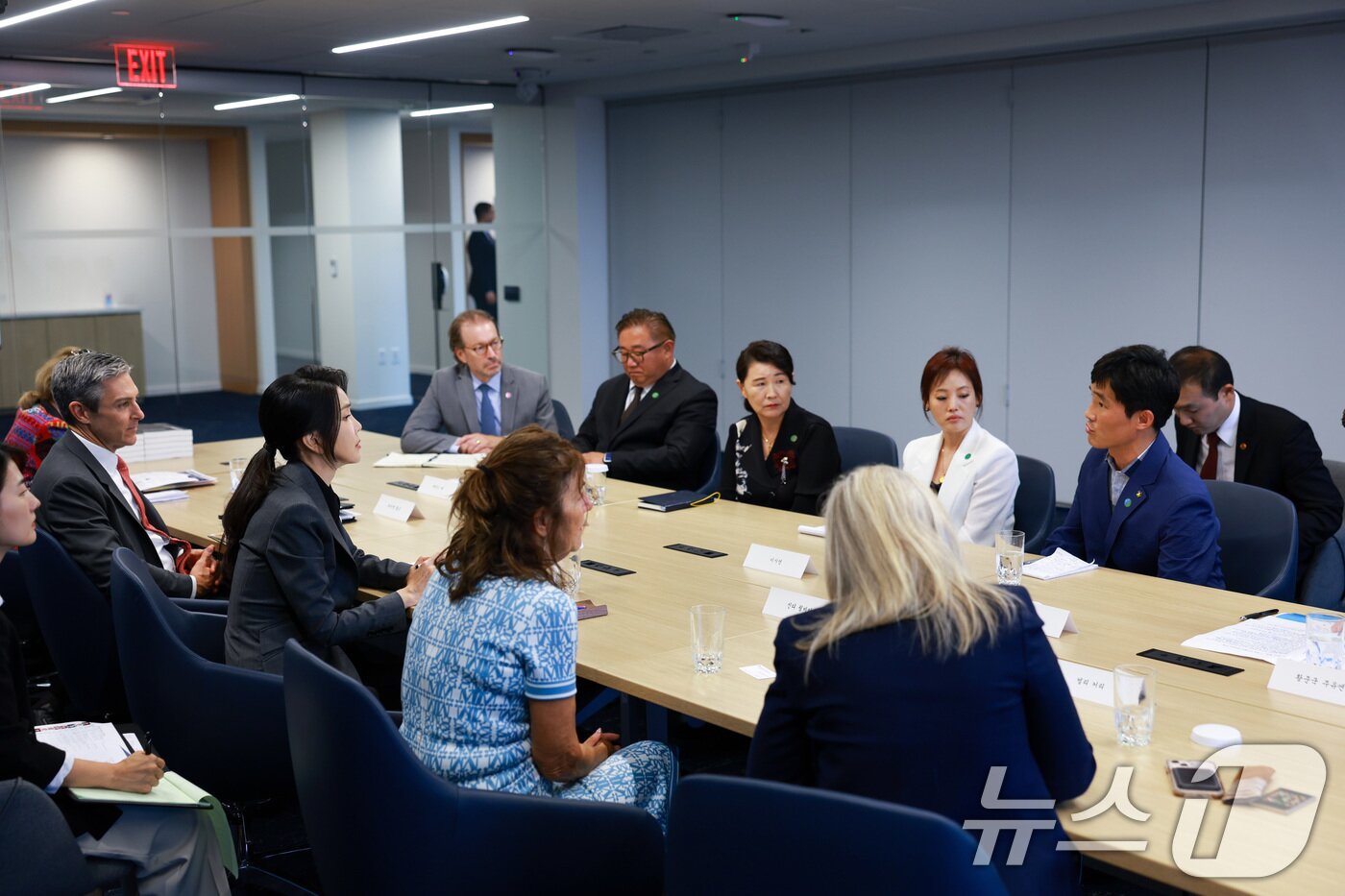 본문 이미지 - 김건희 여사가 11일(현지시간) 미국 워싱턴DC 민주주의진흥재단(NED)에서 진행된 북한인권간담회에서 참석하고 있다. (대통령실 제공) 2024.7.12/뉴스1 ⓒ News1 박지혜 기자