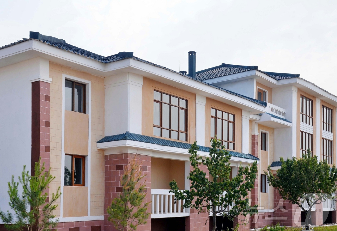 (평양 노동신문=뉴스1) = 북한 노동당 기관지 노동신문은 13일 "경원군 성내농장에 새집들이가 진행됐다"라면서 "조국의 북변 두만강 기슭에 솟아난 인민의 이상촌"이라고 선전했다. …