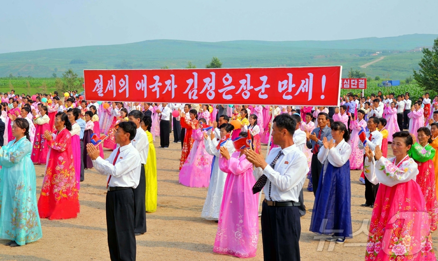 (평양 노동신문=뉴스1) = 북한 노동당 기관지 노동신문은 13일 "경원군 성내농장에 새집들이가 진행됐다"라면서 "조국의 북변 두만강 기슭에 솟아난 인민의 이상촌"이라고 선전했다. …