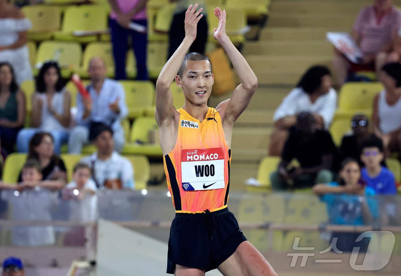 본문 이미지 - 우상혁이 2024 파리 올림픽을 앞두고 치른 최종 모의고사에서 공동 3위에 올랐다. 우상혁은 13일(한국시간) 모나코 퐁비에유의 스타드 루이 2세에서 열린 2024 세계육상연맹 모나코 다이아몬드리그 남자 높이뛰기 경기에서 2ｍ28을 넘어 스테파노 소틸레(이탈리아)와 함께 공동 3위를 차지했다. 이날 우상혁은 2m16을 1차 시기에 넘은 뒤 2m21, 2m25, 2m28을 차례로 모두 2차 시기에 성공했다. 이후 2m31에 도전했지만 1~3차 시기 모두 실패했다. ⓒ AFP=뉴스1