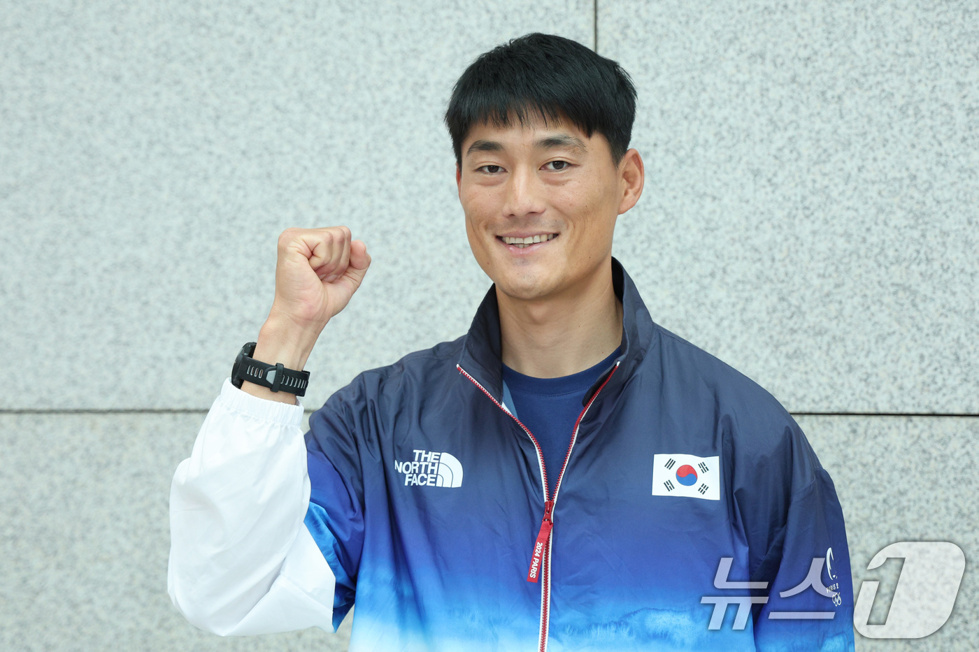 (인천공항=뉴스1) 신웅수 기자 = 파리 올림픽에 출전하는 대한민국 요트 대표팀 하지민이 13일 오전 인천국제공항 1터미널을 통해 출국하며 파이팅을 외치고 있다.하지민은 파리 올림 …