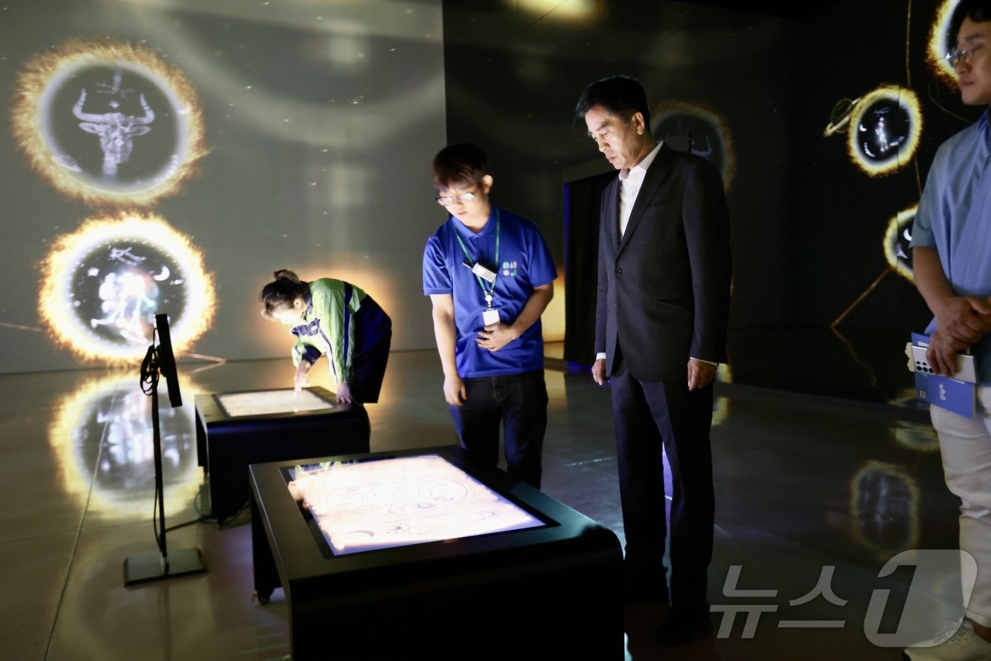 본문 이미지 - 최재형 보은군수 일행이 증평군 에듀팜특구관광단지내 미디어아트센터를 둘러보고 있다. (보은군 제공) /뉴스1