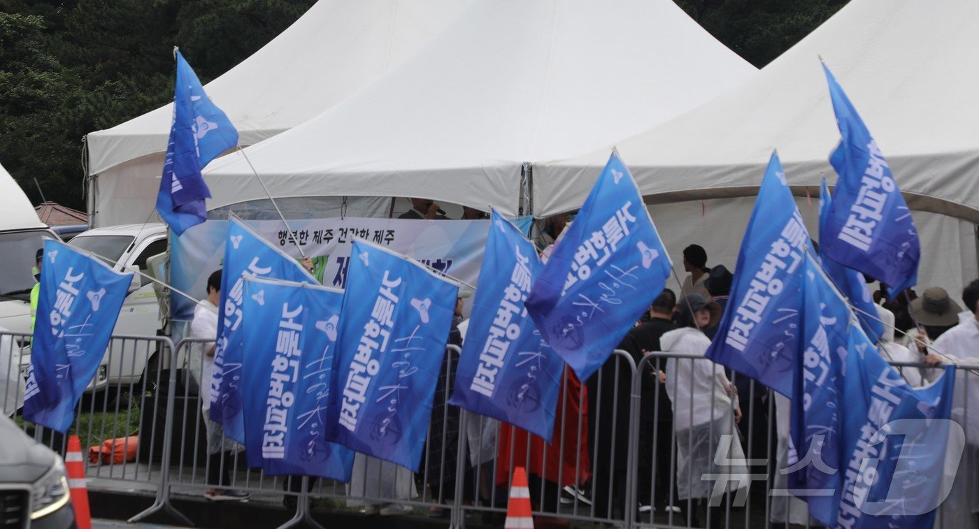 13일 동성애를 반대하는 진영인 &#39;거룩한 방파제 제주도민연대&#39;가 제주 서귀포시 자구리공원 인근에서 퀴어&#40;성소수자&#41; 축제 반대 집회를 열고 있다. 같은 시간 인근에서는 제주퀴어프라이드집행위원회가 제5회 제주퀴어프라이드행사를 개최했다. 2024.7.13/뉴스1 ⓒ News1 강승남 기자