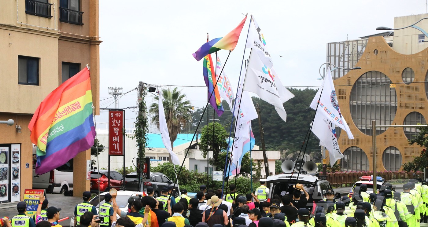 (제주=뉴스1) 강승남 기자 = 13일 제주 서귀포시 자구리공원에서 열린 제5회 퀴어프라이드 행사(옛 제주퀴어문화축제)에서 참가자들이 경찰의 안전한 경비 속에 거리 행진을 하고 있 …