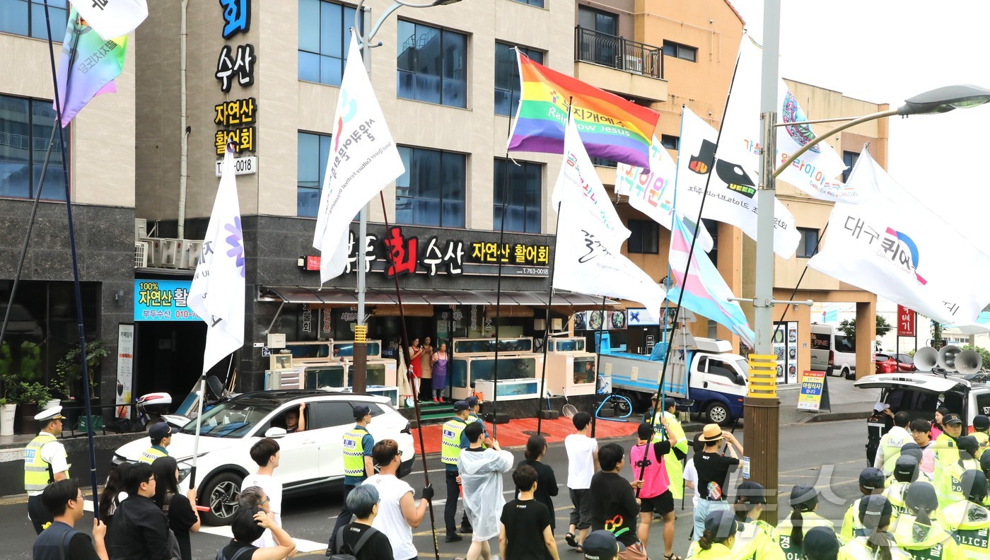 (제주=뉴스1) 강승남 기자 = 13일 제주 서귀포시 자구리공원에서 열린 제5회 퀴어프라이드 행사(옛 제주퀴어문화축제)에서 참가자들이 경찰의 안전한 경비 속에 거리 행진을 하고 있 …