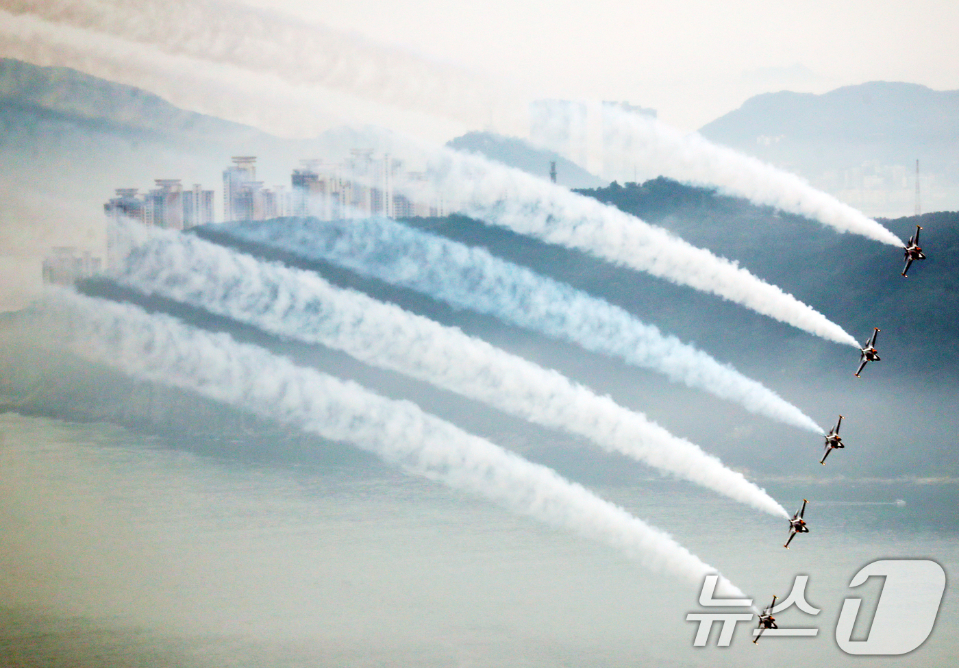 (부산=뉴스1) 윤일지 기자 = 공군 특수비행팀 블랙이글스가 13일 오후 부산 해운대구 일대 상공에서 제45회 국제우주연구위원회 학술총회를 기념해 축하 비행을 하고 있다. 2024 …