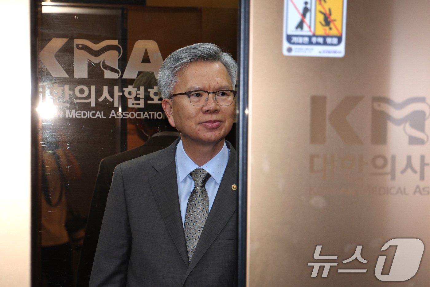 본문 이미지 - 김택우 전국광역시도의사회장협의회 회장이 13일 오후 서울 용산구 대한의사협회에서 열린 16개 시·도의사회 회장단 회의에 참석하고 있다. 이날 회의에서는 최근 임현택 대한의사협회장의 부적절한 발언과 독단적인 의사 결정에 대한 비판적 논의가 있을 것으로 알려졌다. 2024.7.13/뉴스1 ⓒ News1 신웅수 기자