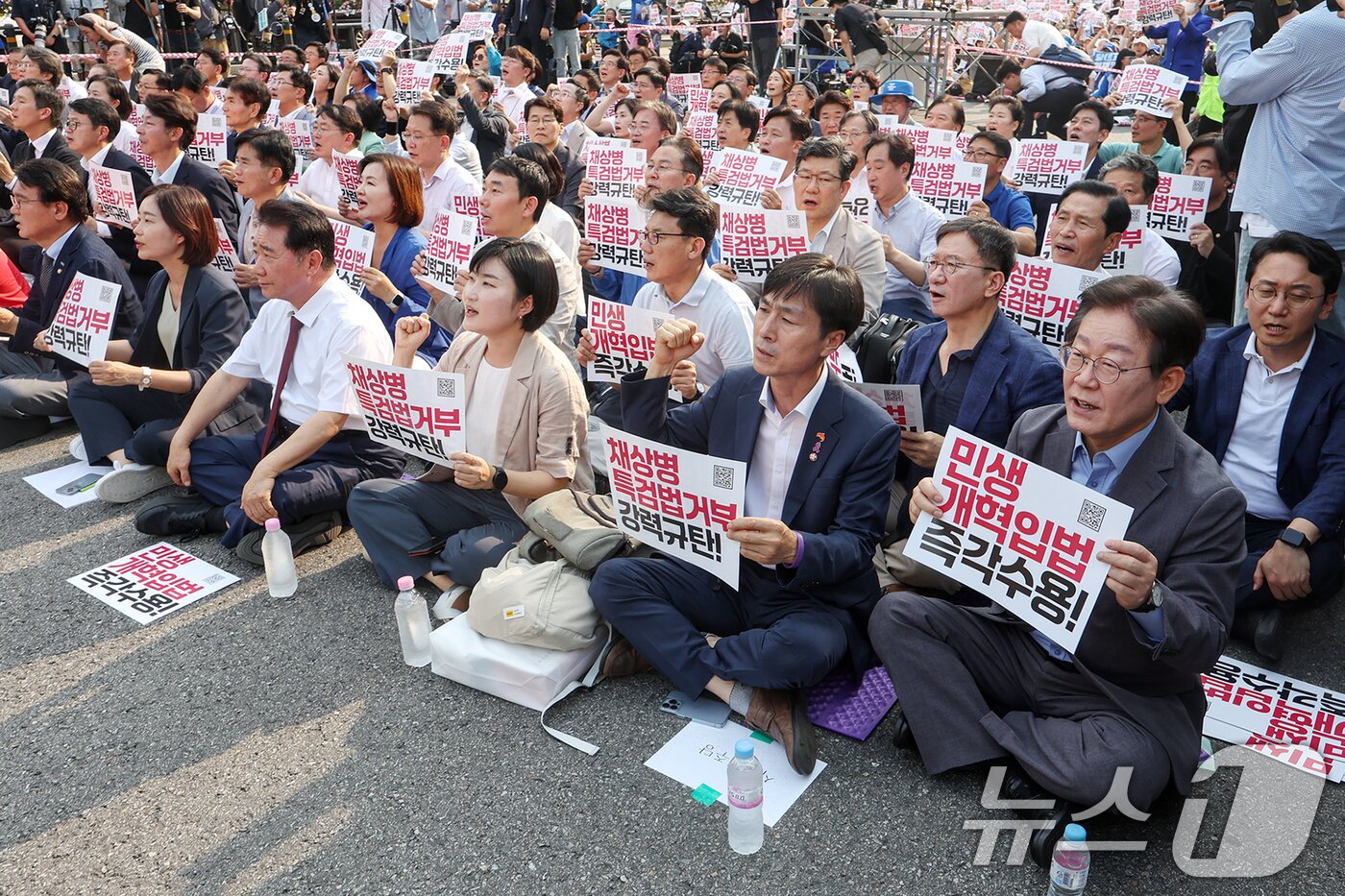 이재명 더불어민주당 전 대표&#40;앞줄 오른쪽 첫 번째&#41;를 비롯한 범야권 의원 및 시민단체 인사들이 13일 오후 서울 종로구 새문안로 일대에서 열린 &#39;거부권거부 범국민대회&#39;에 참석해 구호를 외치고 있다. 2024.7.13/뉴스1 ⓒ News1 민경석 기자