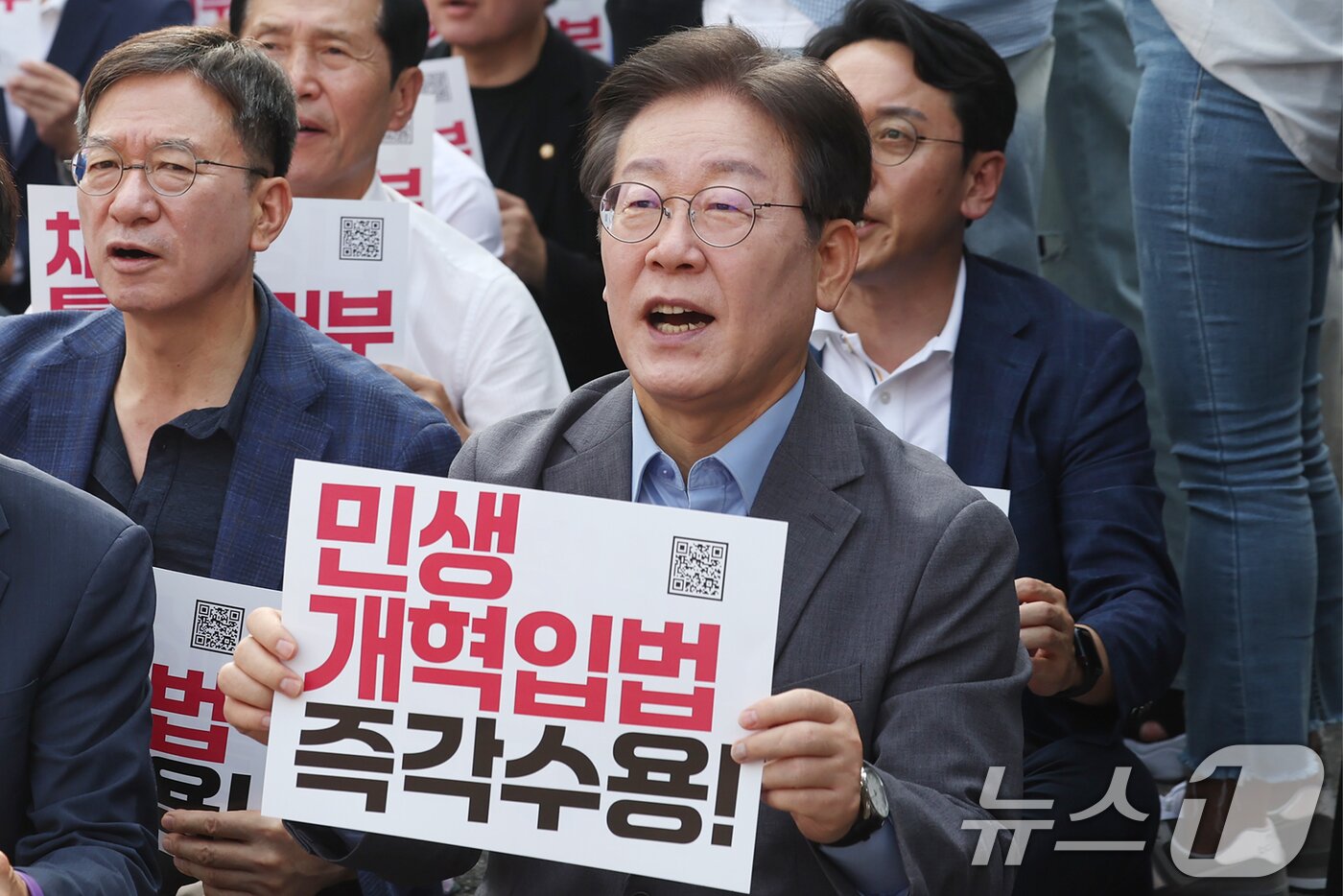 이재명 더불어민주당 전 대표가 13일 오후 서울 종로구 새문안로 일대에서 열린 &#39;거부권거부 범국민대회&#39;에 참석해 구호를 외치고 있다. 2024.7.13/뉴스1 ⓒ News1 민경석 기자