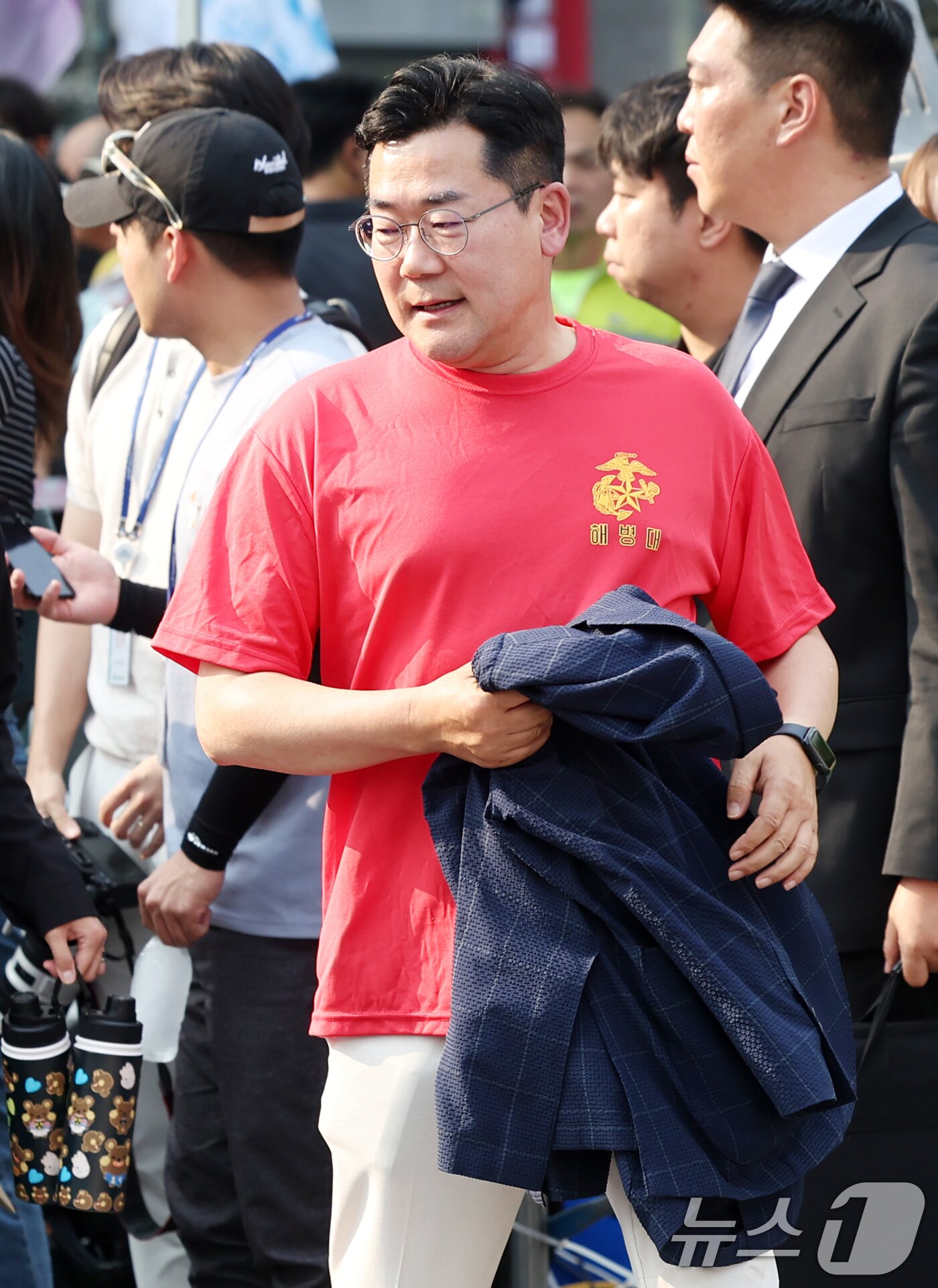 본문 이미지 - 박찬대 더불어민주당 원내대표 겸 당대표 권한대행이 13일 오후 서울 종로구 새문안로 일대에서 열린 &#39;거부권거부 범국민대회&#39;에 해병대 티셔츠를 입고 참석하고 있다. 2024.7.13/뉴스1 ⓒ News1 민경석 기자