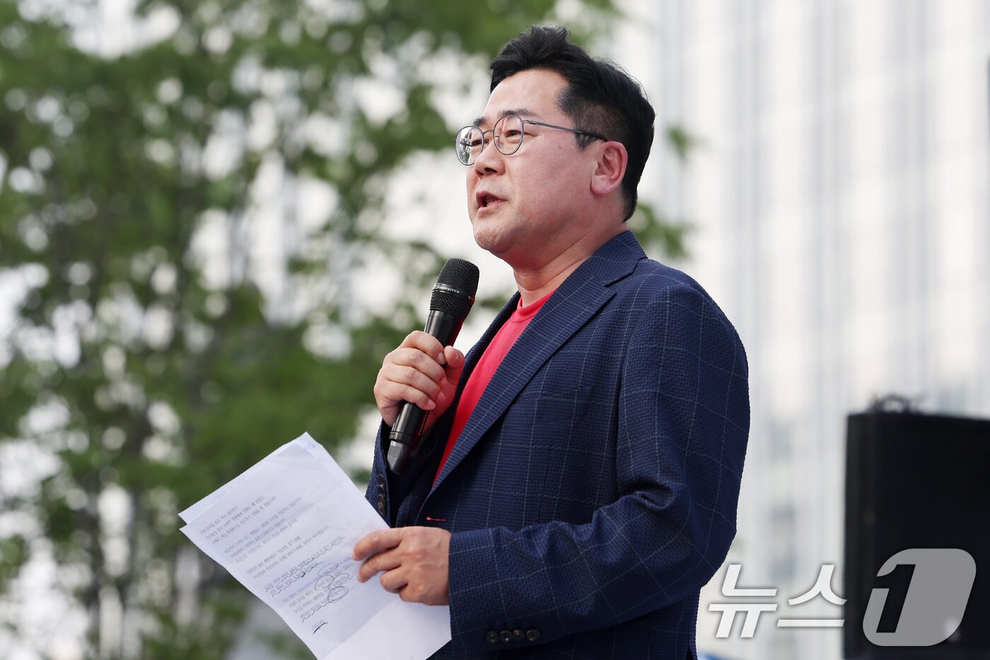 본문 이미지 - 박찬대 더불어민주당 원내대표 겸 당대표 권한대행이 13일 오후 서울 종로구 새문안로 일대에서 열린 &#39;거부권거부 범국민대회&#39;에 참석해 단상에 올라 발언을 하고 있다. 2024.7.13/뉴스1 ⓒ News1 민경석 기자