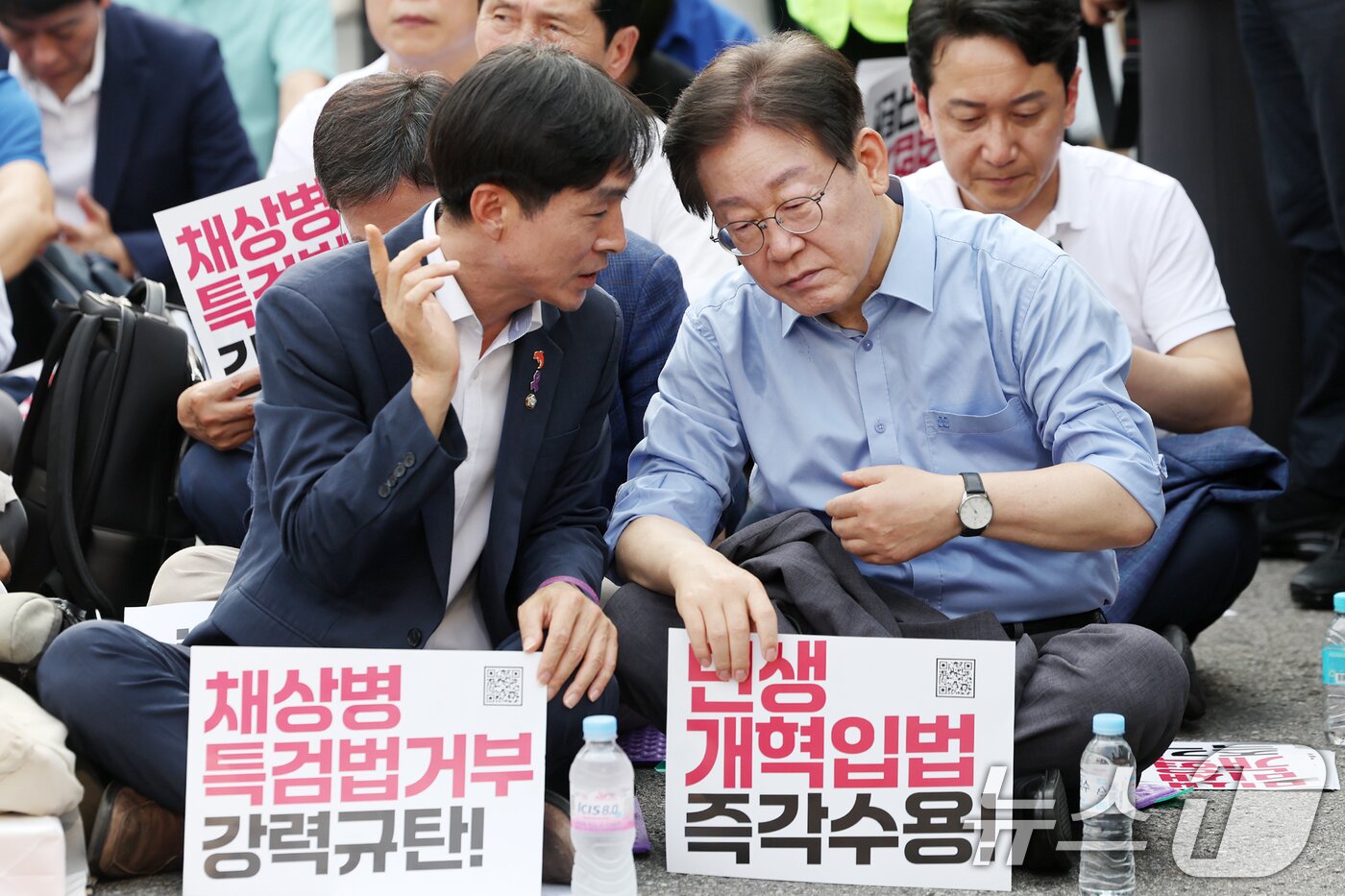 본문 이미지 - 이재명 더불어민주당 전 대표&#40;오른쪽&#41;와 한창민 사회민주당 대표가 13일 오후 서울 종로구 새문안로 일대에서 열린 &#39;거부권거부 범국민대회&#39;에 참석해 대화를 나누고 있다. 2024.7.13/뉴스1 ⓒ News1 민경석 기자