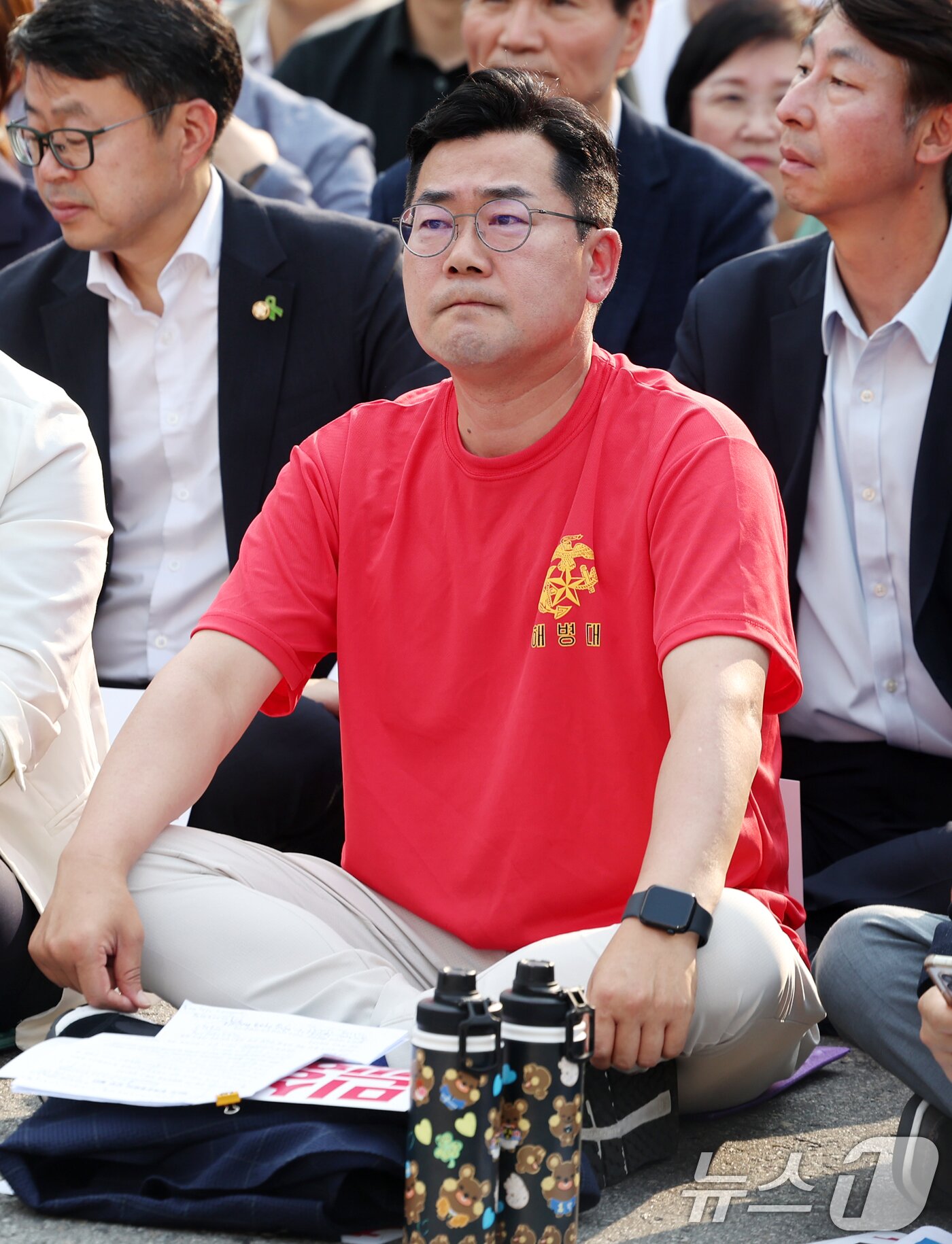 본문 이미지 - 박찬대 더불어민주당 원내대표 겸 당대표 권한대행이 13일 오후 서울 종로구 새문안로 일대에서 열린 &#39;거부권거부 범국민대회&#39;에 해병대 티셔츠를 입고 참석해 있다. 2024.7.13/뉴스1 ⓒ News1 민경석 기자