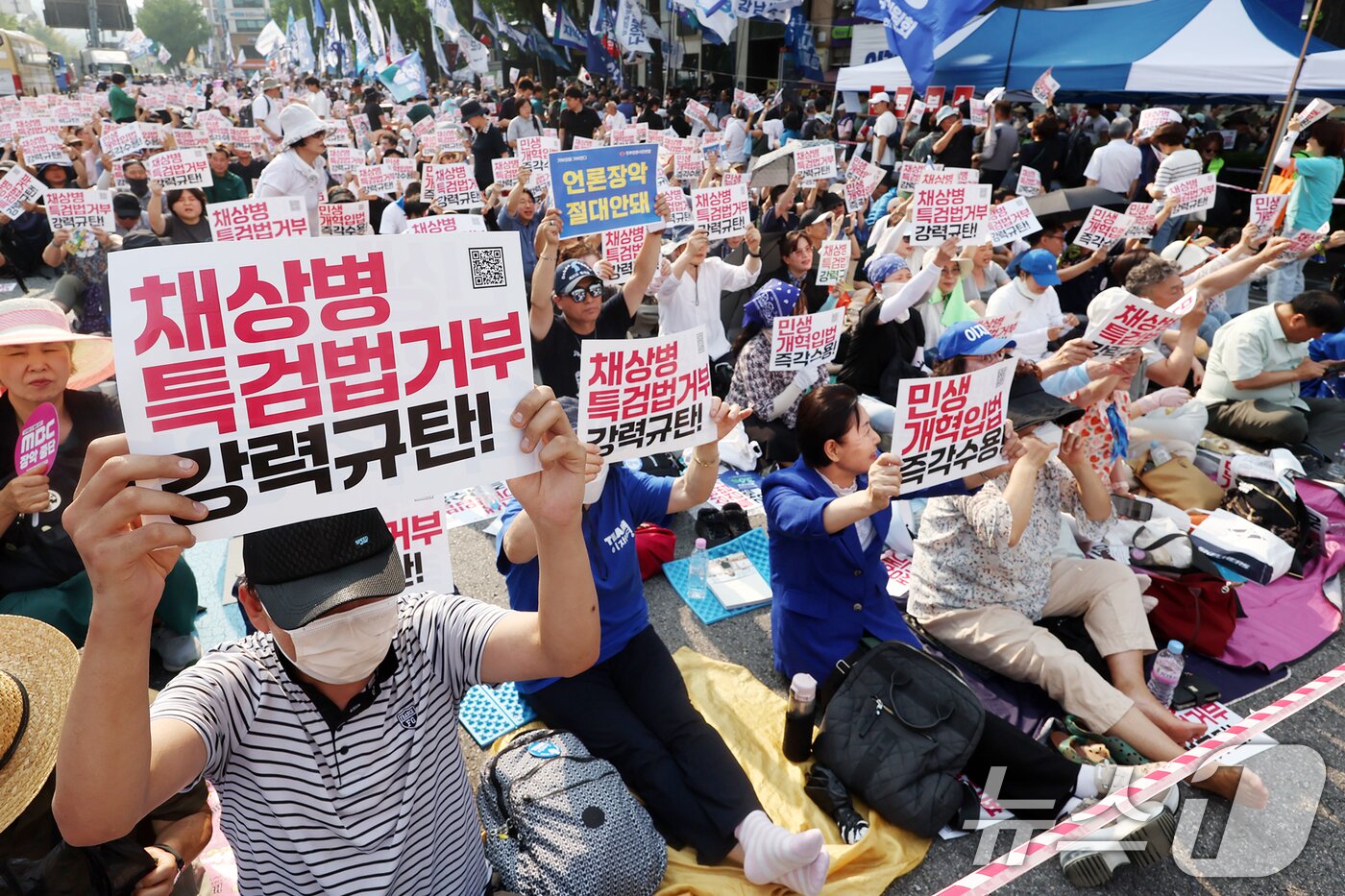 본문 이미지 - 13일 오후 서울 종로구 새문안로 일대에서 열린 &#39;거부권거부 범국민대회&#39;에 참가한 시민들이 구호를 외치고 있다. 2024.7.13/뉴스1 ⓒ News1 민경석 기자