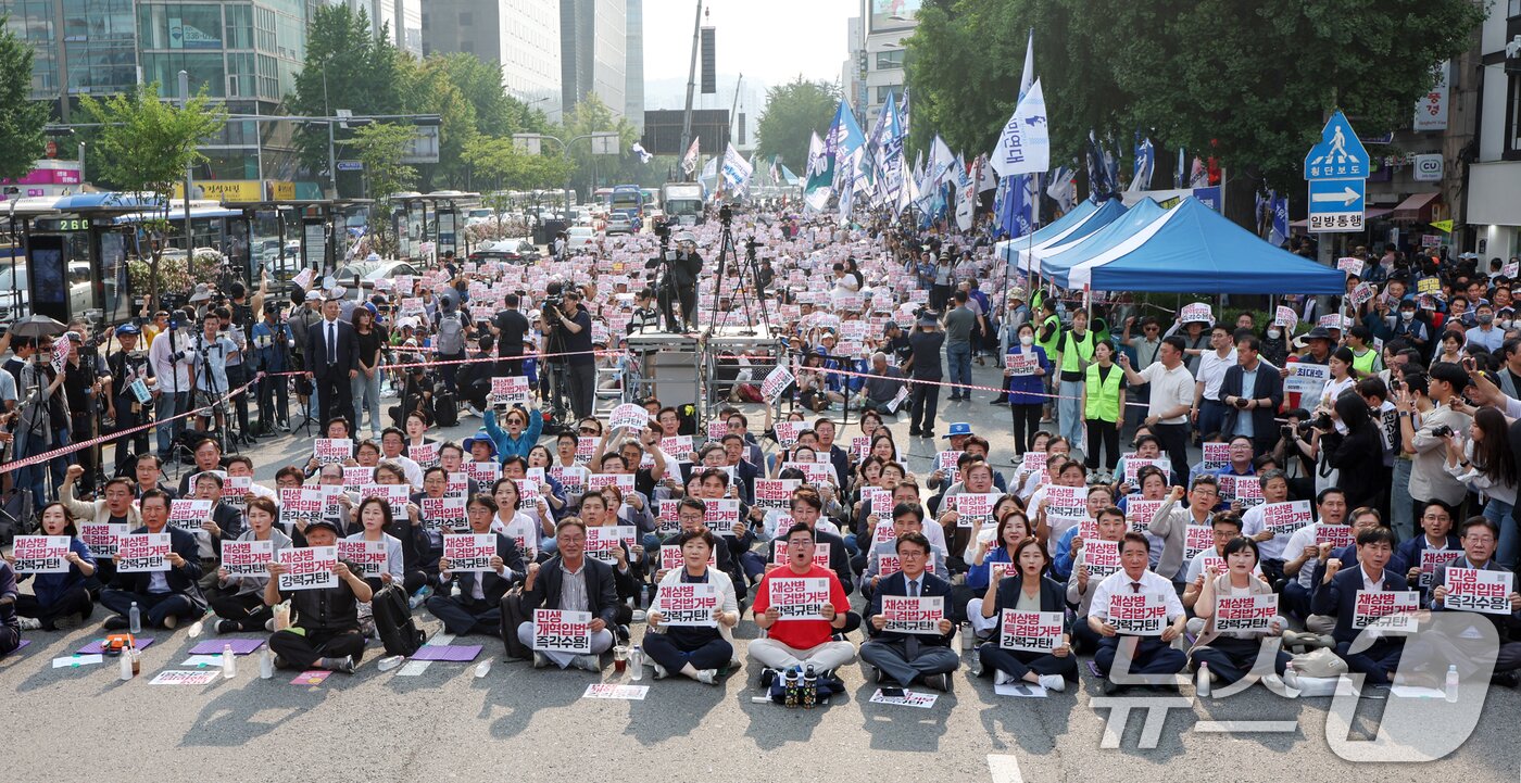 이재명 더불어민주당 전 대표를 비롯한 범야권 의원 및 시민단체 인사들과 참가 시민들이 13일 오후 서울 종로구 새문안로 일대에서 열린 &#39;거부권거부 범국민대회&#39;에 참석해 구호를 외치고 있다. 2024.7.13/뉴스1 ⓒ News1 민경석 기자