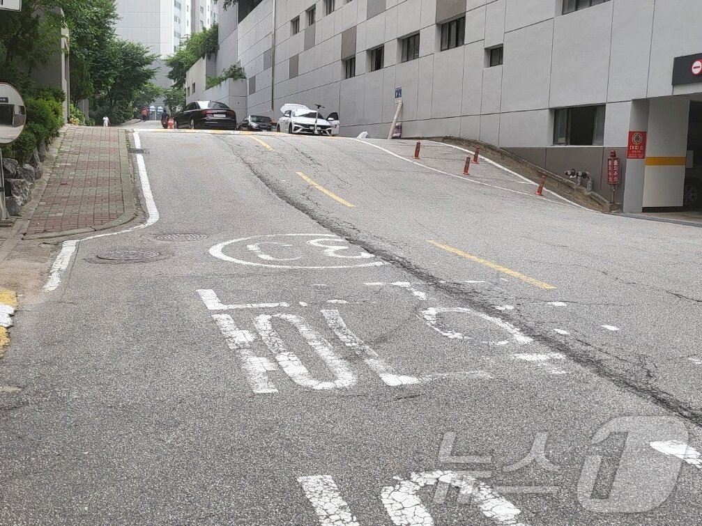 본문 이미지 - 사고 현장 진입 부근에 올라가는 경사로가 있고 경사로 끝 부분에 과속방지턱이 있다. 2024.7.13/ 뉴스1 김지완 기자