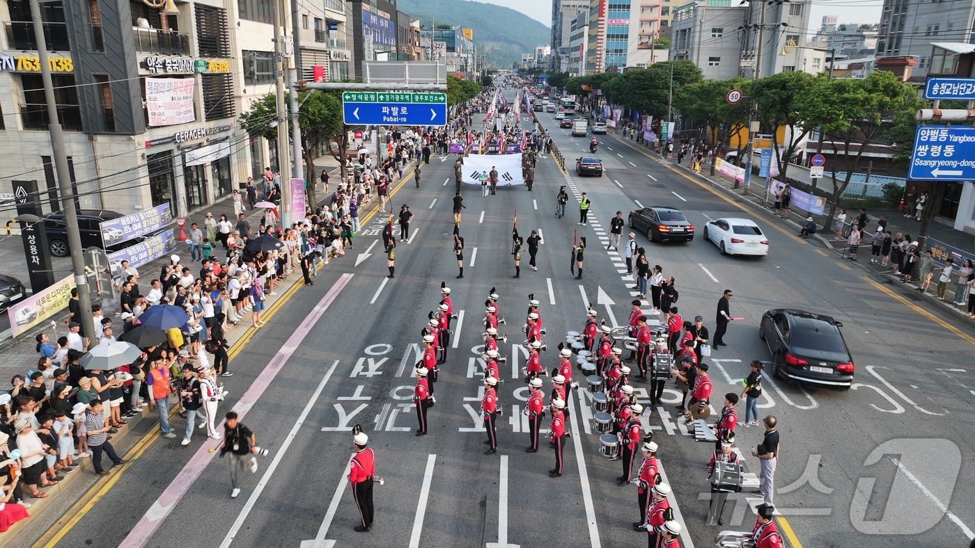 (경기광주=뉴스1) 김평석 기자 = 13일 경기 광주대로 일원에서 육군 군악대, 해군 군악대·의장대가 '2024 제20회 WASBE 세계관악컨퍼런스 경기 광주'를 기념해 거리행진 …