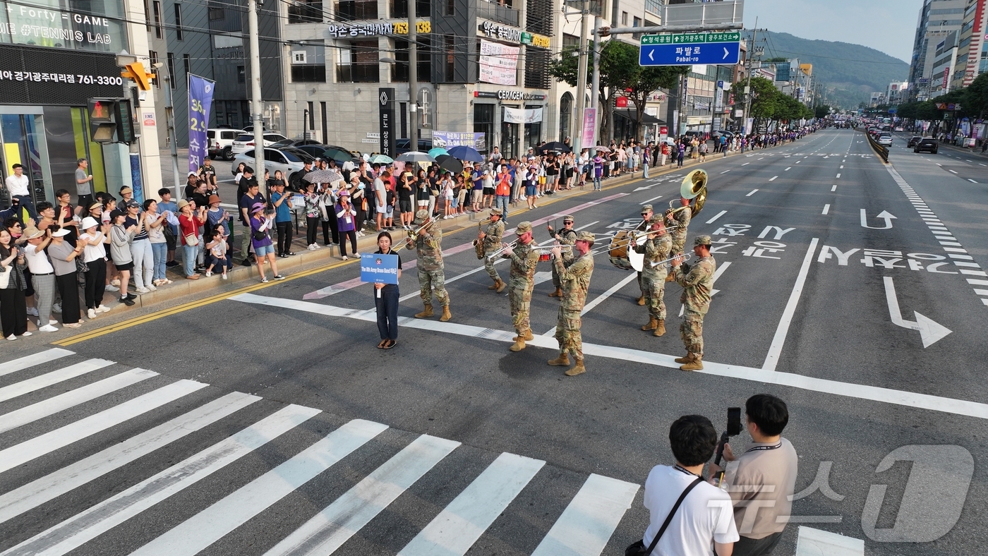 (경기광주=뉴스1) 김평석 기자 = 13일 경기 광주대로 일원에서 '2024 제20회 WASBE 세계관악컨퍼런스 경기 광주'를 기념해 거리행진 퍼레이드가 열리고 있다. (광주시 제 …