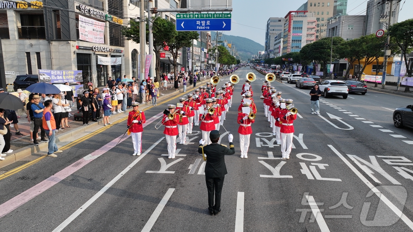 (경기광주=뉴스1) 김평석 기자 = 13일 경기 광주대로 일원에서 육군 군악대, 해군 군악대·의장대가 '2024 제20회 WASBE 세계관악컨퍼런스 경기 광주'를 기념해 거리행진 …