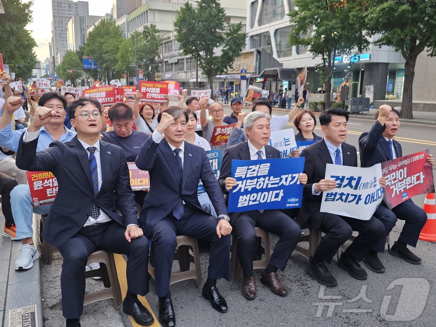 (광주=뉴스1) 서충섭 기자 = 조국 전 조국혁신당 대표와 지도부가 13일 오후 광주 동구 금남로에서 열린 채해병 특검법 촉구 촛불집회에 참가해 구호를 외치고 있다.2024.7.1 …