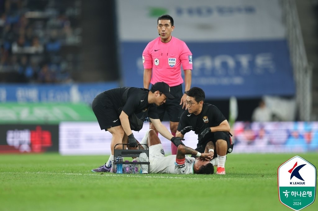 FC서울 외국인 선수 린가드가 13일 울산 문수축구장에서 열린 울산HD와 하나은행 K리그1 2024 23라운드 경기에서 그라운드에 누워 통증을 호소하고 있다. &#40;한국프로축구연맹 제공