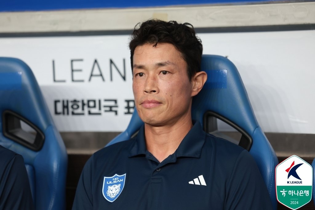 본문 이미지 - 이경수 울산HD 감독대행이 13일 울산 문수축구장에서 열린 FC서울과 하나은행 K리그1 2024 23라운드 경기에서 벤치에 앉아 있다. (한국프로축구연맹 제공
