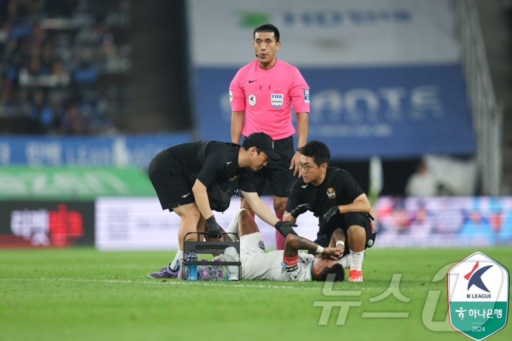 FC서울 외국인 선수 제시 린가드가 13일 울산 문수축구장에서 열린 울산HD와 하나은행 K리그1 2024 23라운드 경기에서 그라운드에 누워 통증을 호소하고 있다. &#40;한국프로축구연맹 제공