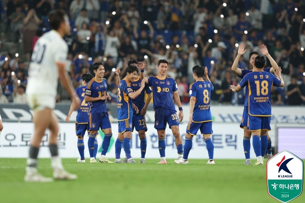 울산HD 선수들이 13일 열린 울산 문수축구장에서 FC서울과 하나은행 K리그1 2024 23라운드에서 1-0으로 승리한 후 기뻐하고 있다. &#40;한국프로축구연맹 제공&#41;