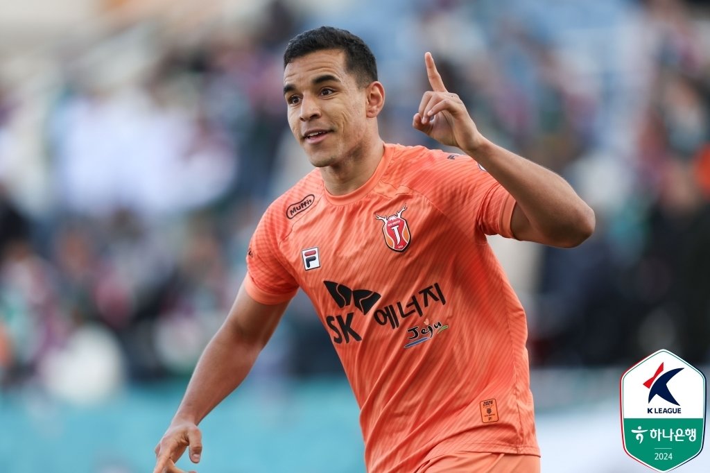 본문 이미지 - 제주 유나이티드의 유리 조나탄이 13일 제주월드컵경기장에서 열린 하나은행 K리그1 2024 23라운드포항 스틸러스전에서 후반 56분 결승 골을 터뜨렸다. (한국프로축구연맹 제공)