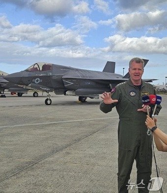 본문 이미지 - 사무엘 파파로 미국 인도태평양사령관(해군 대장)이 11일(현지시각) 하와이 히캄 공군기지에서 한국 취재진과 첫 인터뷰를 하고 있다. 뒤로는 미 해병대의 F-35B 스텔스 전투기가 보인다. 2024.7.11/뉴스1 ⓒ News1 박응진 기자