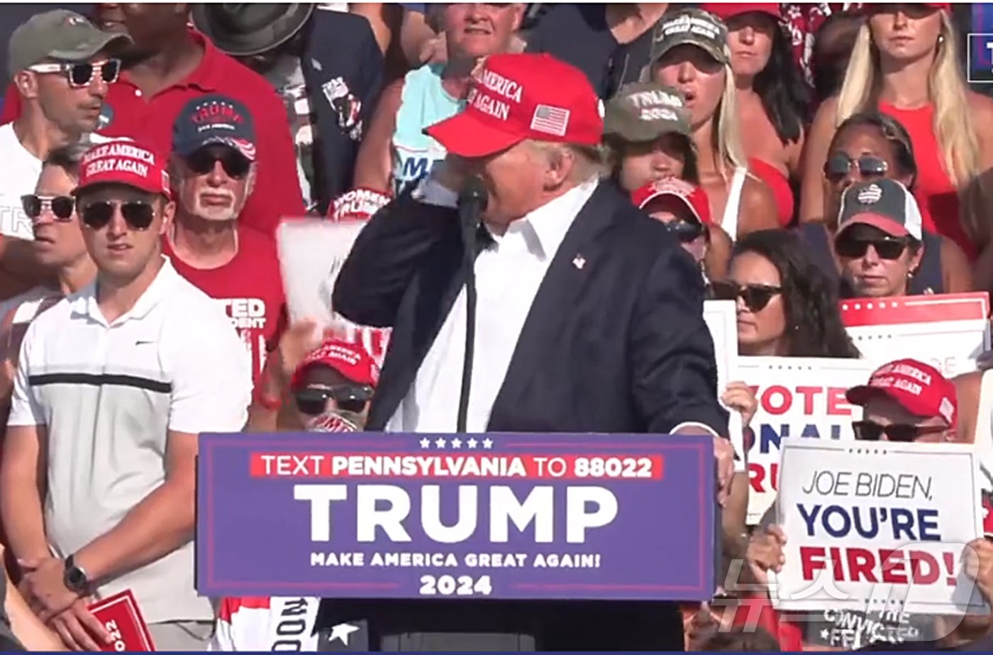 본문 이미지 - 도널드 트럼프 가 2024년 7월 13일 오후&#40;현지시간&#41; 펜실베이니아주 버틀러에서 대선 공화당 후보로 유세를 벌이던 중  총격으로 관통한 귀를 잡고 있는 모습. 트럼프는 총격 이후 피를 흘리는 가운데에도 주먹을 들어 보이고 &#39;싸우자&#40;&#39;fight!&#41;를 외쳐 건재함을 과시 했다..&#40;유튜브 캡처&#41;2024.7.14/뉴스1