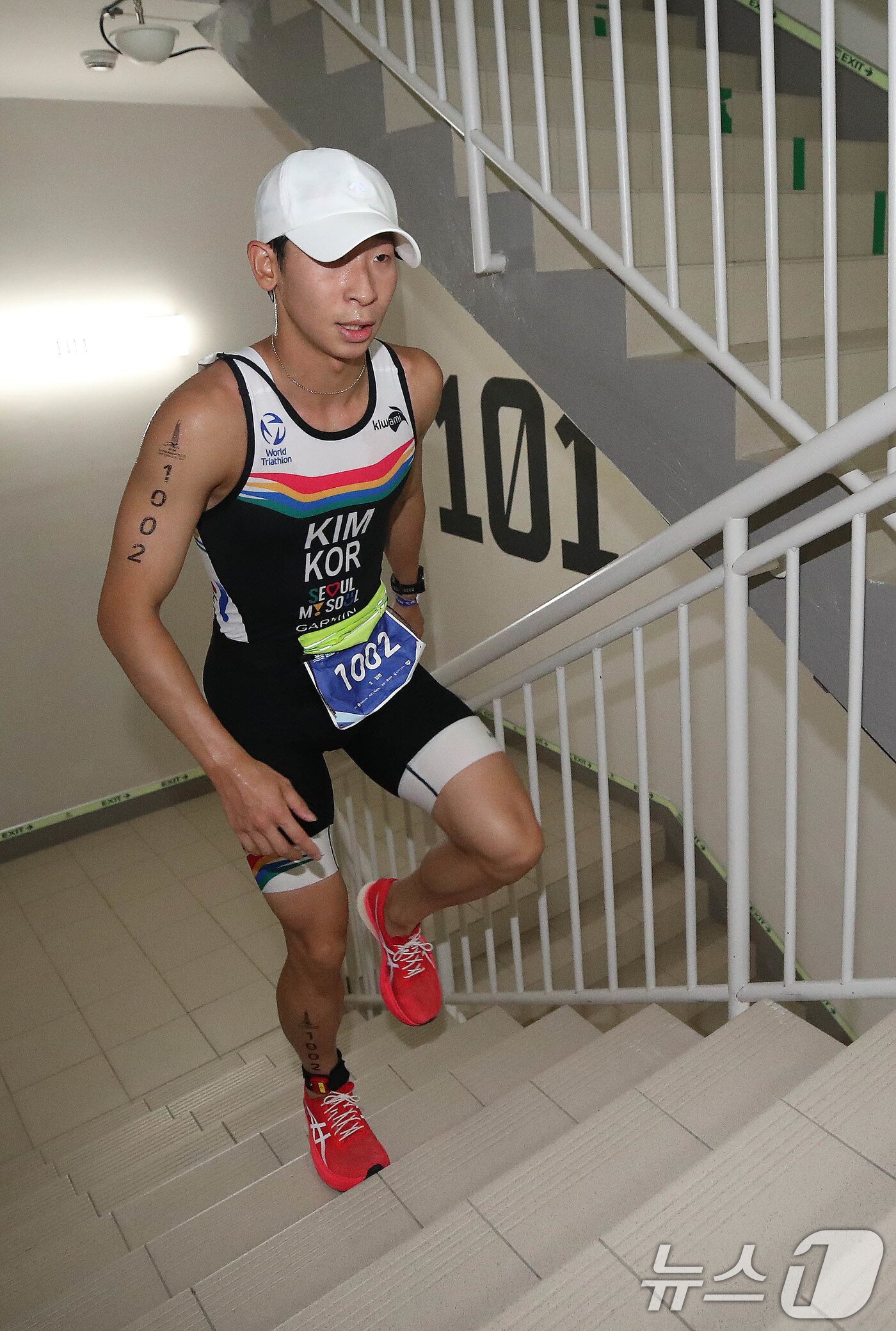 본문 이미지 - 14일 오전 서울 송파구 롯데월드타워 일대에서 열린 '2024 롯데 아쿠아슬론'에서 석촌호수 수영을 마친 참가자가 롯데월드타워 계단을 오르고 있다. 2024.7.14/뉴스1 ⓒ News1 임세영 기자