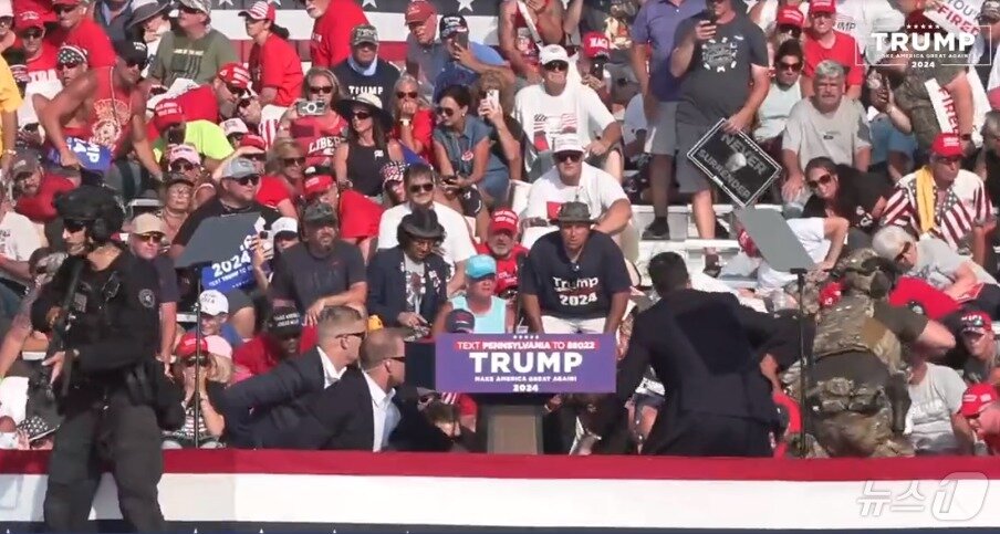 본문 이미지 -  트럼프가 피습당하자 미국 국토안보부 산하 비밀경호국 요원들이 뛰어들었고 중무장한 경찰 요원들도 연단에 올라 경계태세를 취하고 있는 모습. (페이스북 갈무리) ⓒ 뉴스1