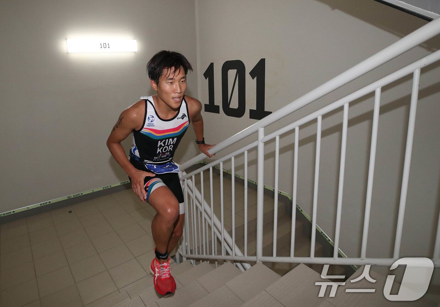 본문 이미지 - 14일 오전 서울 송파구 롯데월드타워 일대에서 열린 '2024 롯데 아쿠아슬론'에서 석촌호수 수영을 마친 참가자가 롯데월드타워 계단을 오르고 있다. 2024.7.14/뉴스1 ⓒ News1 임세영 기자