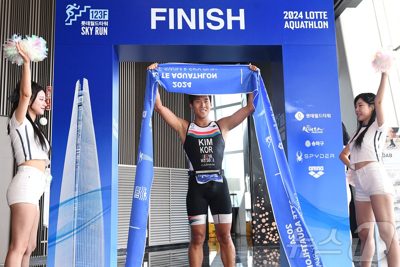 본문 이미지 - 14일 오전 서울 송파구 롯데월드타워 일대에서 열린 '2024 롯데 아쿠아슬론'에서 석촌호수 수영을 마친 참가자가 타워 123층 결승점을 통과 후 세리머니를 하고 있다. (공동취재) 2024.7.14/뉴스1 ⓒ News1 임세영 기자