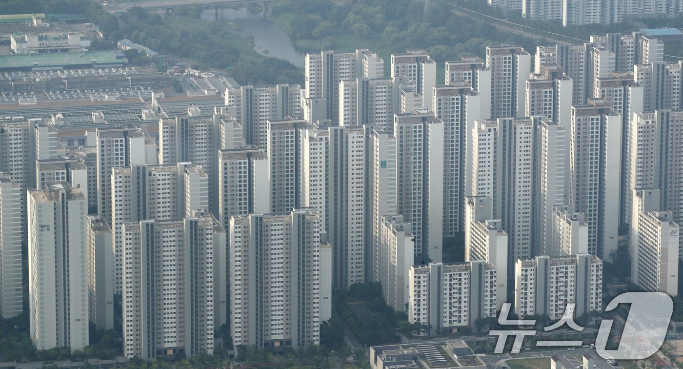 본문 이미지 - 사진은 14일 서울 송파구 롯데월드타워 서울스카이에서 바라본 서울시내 아파트 단지 모습. 2024.7.14/뉴스1 ⓒ News1 임세영 기자