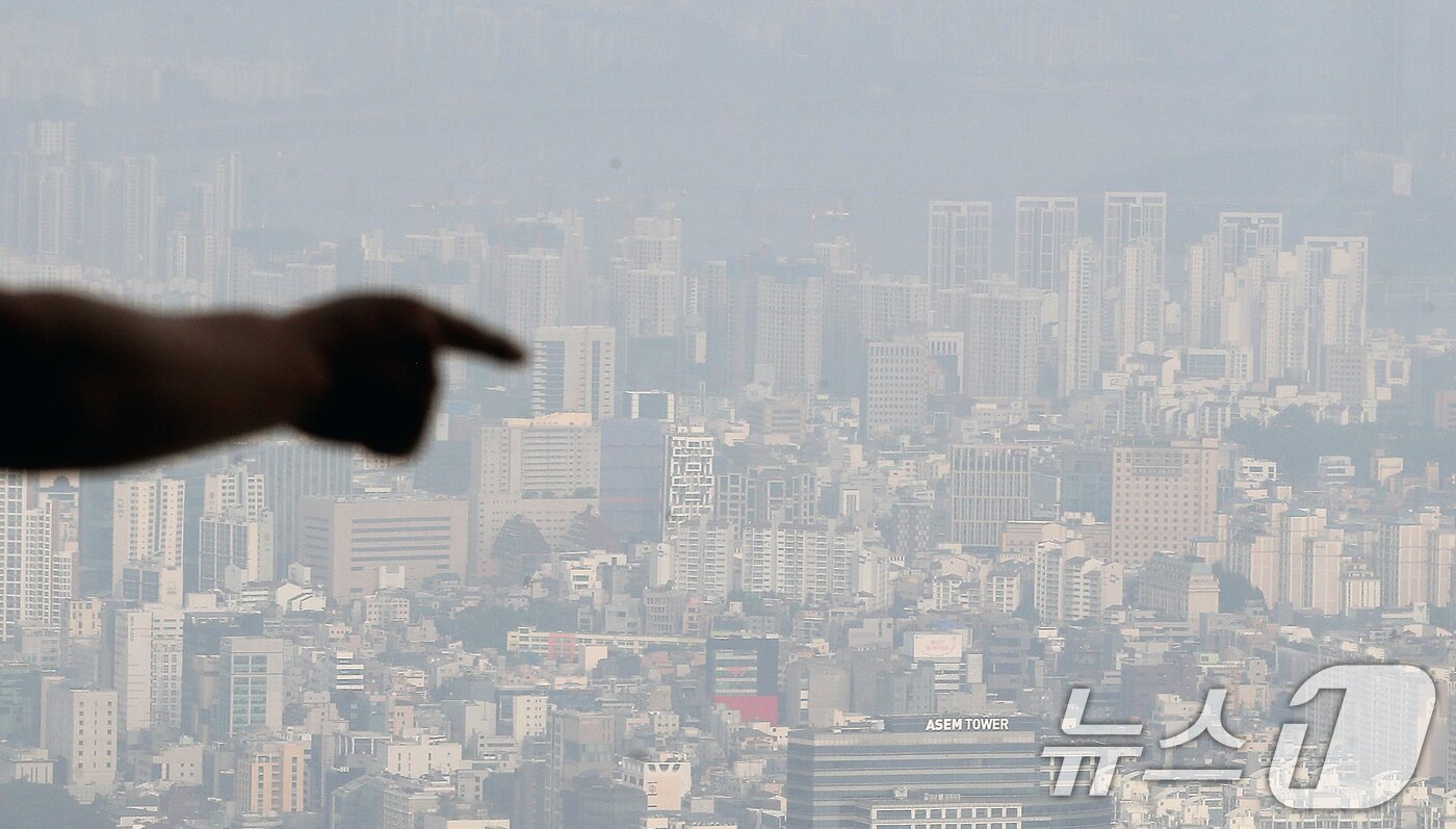 서 14일 서울 송파구 롯데월드타워 서울스카이에서 바라본 서울시내 아파트 단지 모습. 2024.7.14/뉴스1 ⓒ News1 임세영 기자