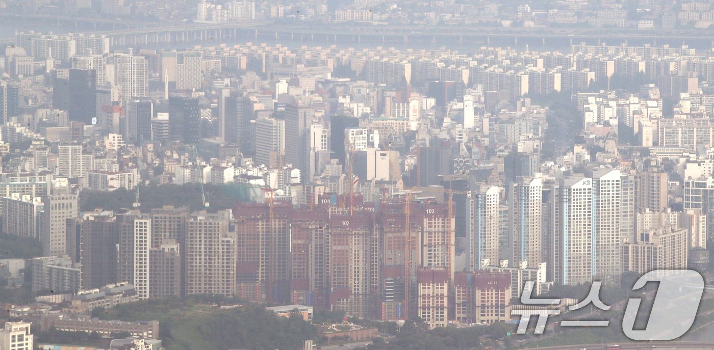 서울 집값이 2년 7개월 만에 가장 높은 상승세를 보이고 있다. 지난 12일 부동산R114에 따르면 서울 아파트값은 5주 연속 상승 흐름을 이어가며 0.04% 올랐다. 재건축이 0.01% 올랐고 일반아파트도 0.05% 뛰면서 2021년 12월 이후 약 2년 7개월 만에 상승 폭이 가장 높았다. 서울에서는 △마포&#40;0.14%&#41; △강남&#40;0.12%&#41; △동대문&#40;0.11%&#41; △동작&#40;0.10%&#41; △광진&#40;0.08%&#41; 등의 상승 폭이 크게 나타났다. 사진은 14일 서울 송파구 롯데월드타워 서울스카이에서 바라본 서울시내 아파트 단지 모습. 2024.7.14/뉴스1 ⓒ News1 임세영 기자