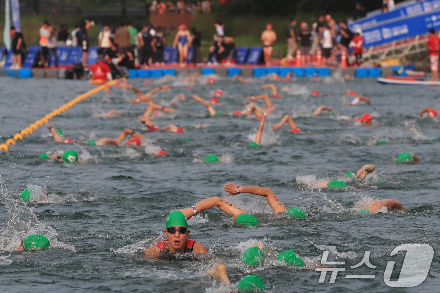 본문 이미지 - 14일 오전 서울 송파구 롯데월드타워 일대에서 열린 '2024 롯데 아쿠아슬론'에 출전한 참가자들이 석촌호수에서 수영을 하고 있다. (공동취재) 2024.7.14/뉴스1 ⓒ News1 임세영 기자
