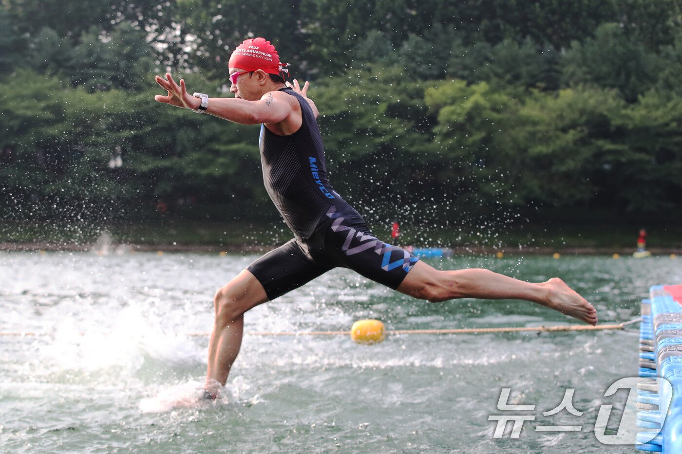 본문 이미지 - 14일 오전 서울 송파구 롯데월드타워 일대에서 열린 '2024 롯데 아쿠아슬론'에 출전한 참가자들이 석촌호수로 뛰어들고 있다.  (공동취재) 2024.7.14/뉴스1 ⓒ News1 임세영 기자