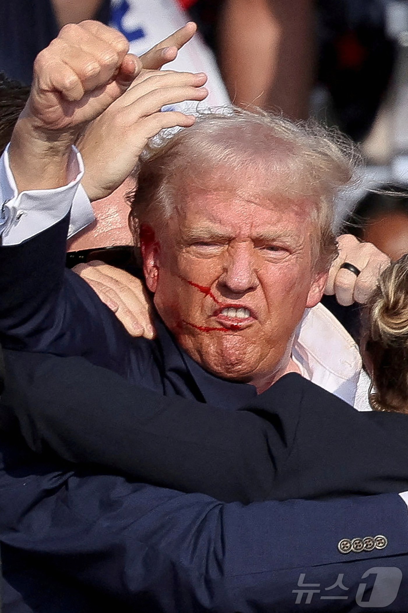 본문 이미지 - 미국 공화당 대선후보인 도널드 트럼프 전 대통령이 13일(현지시간) 펜실베이니아주 버틀러에서 열린 야외 유세에서 지지자들을 상대로 연설을 하던 도중 총격을 당한 후 지지자들을 향해 오른손 주먹을 불끈 쥐어 보이고 있다. 2024.07.13. ⓒ 로이터=뉴스1 ⓒ News1 김성식 기자