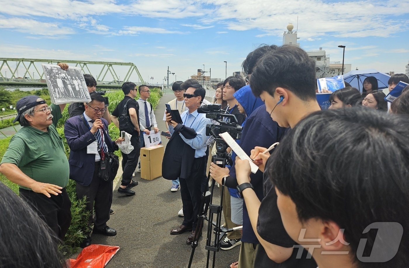 본문 이미지 - 장학생들이 관동대지진 때 희생된 조선인들을 기리고 진상을 밝히는 일본 시민사회 단체 봉선화 소속 니시자키 마사오 이사의 해설을 듣고 있다. 2024.7.10/뉴스1 ⓒ News1 윤수희 기자