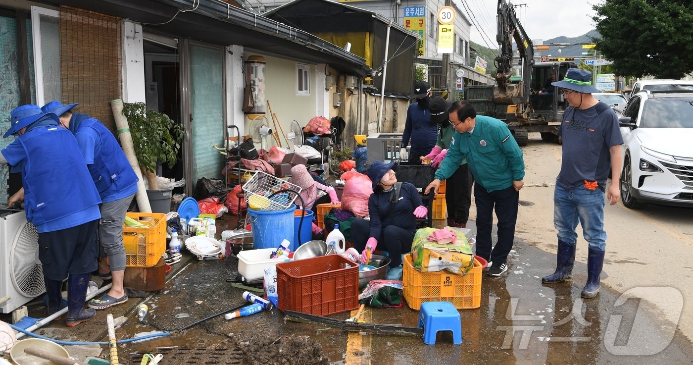 지난 13일 완주군 운주면 일대에서 공무원과 자원봉사자들이 수해 주민들의 복구를 돕고 있다&#40;완주군 제공&#41;2024.7.14/뉴스1