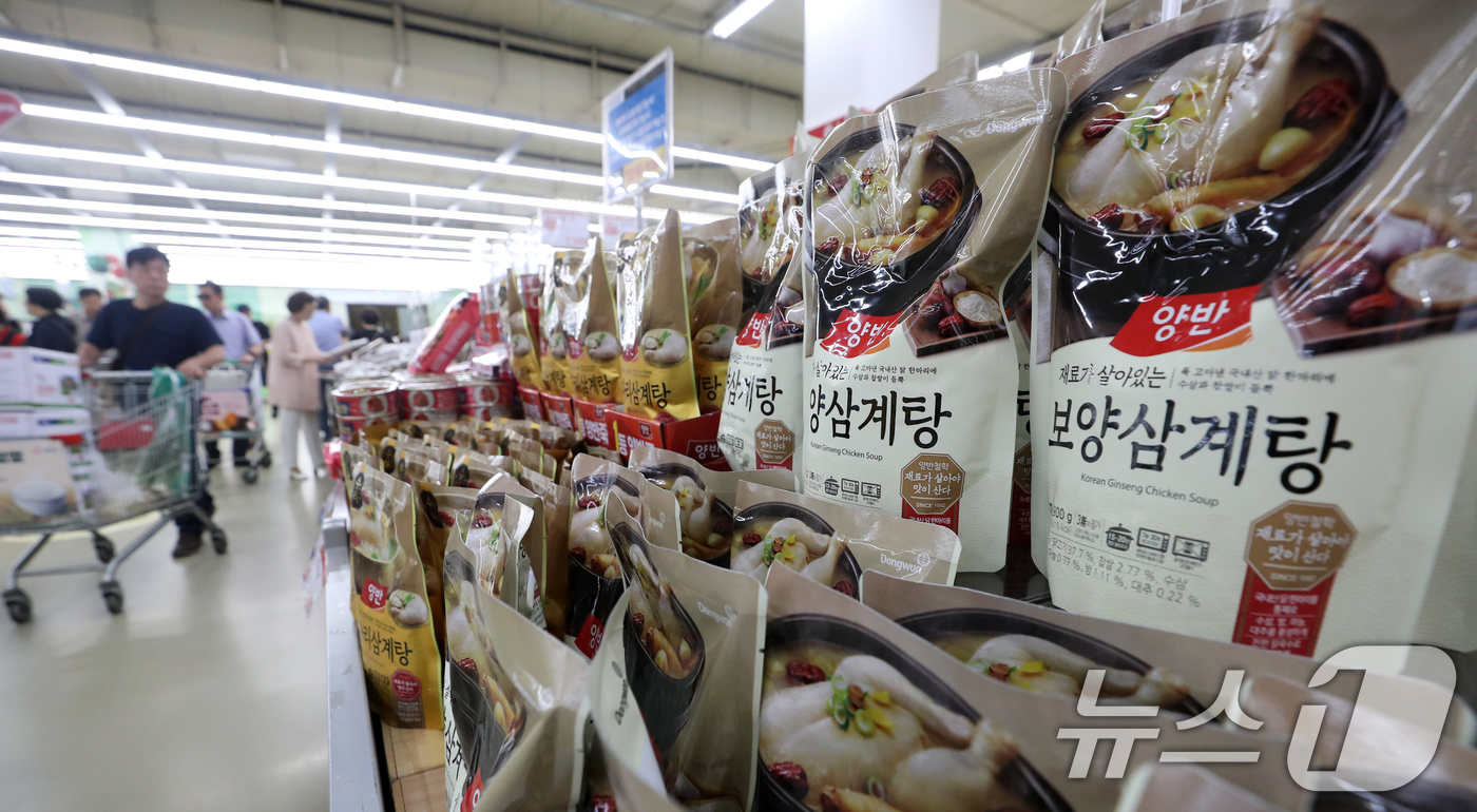 (서울=뉴스1) 이승배 기자 = 초복을 하루 앞둔 14일 서울 시내의 한 대형마트에 삼계탕 제품이 진열돼 있다. 2024.7.14/뉴스1